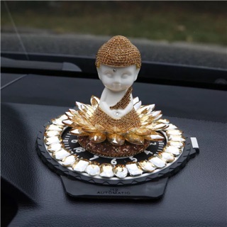 Tượng phật ngồi đài sen để trên xe ô tô