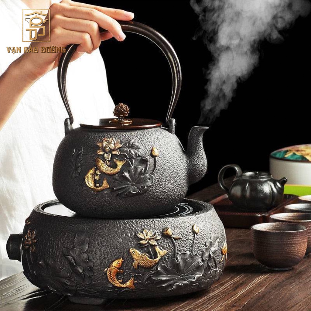 Bộ bếp ấm gang đun nước Tetsubin Vạn bảo Đường hoa sen đắp nổi trang nhã - VBD015