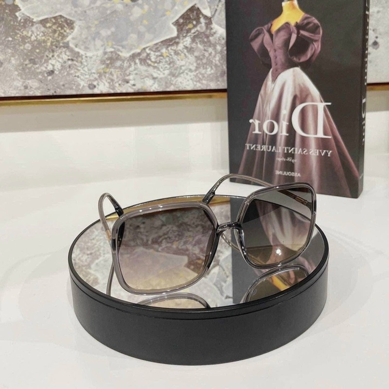 Kính Hiệu Vuông Dio R Màu Xám Tây Ombre