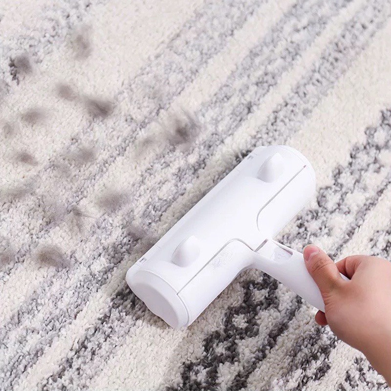 Cây lăn tĩnh điện giúp dễ dàng lấy đi lông rụng của thú cưng trên bề mặt đồ dùng gia đình
