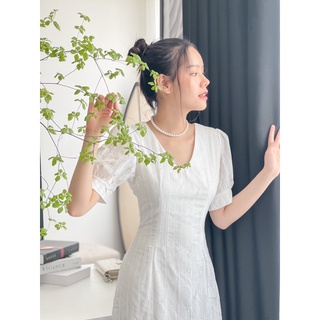 Đầm trắng cổ V đuôi cá