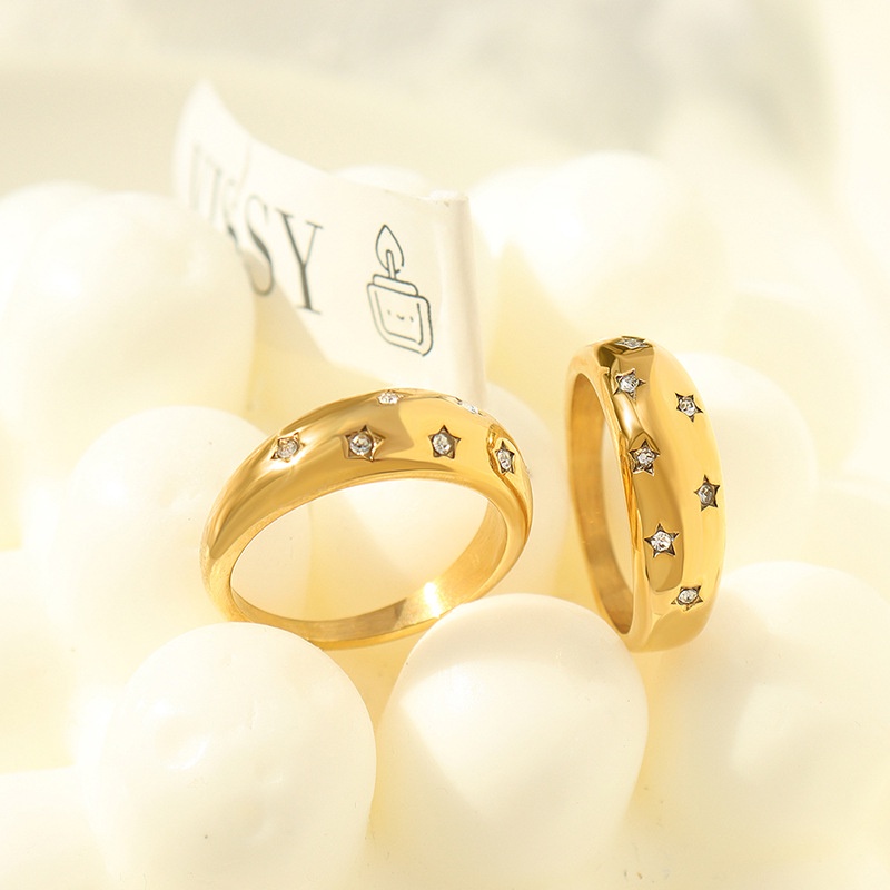 Nhẫn Thép Titan Mạ Vàng 18K Đính Đá Zircon Lấp Lánh Phong Cách Retro Thời Trang Cho Nữ