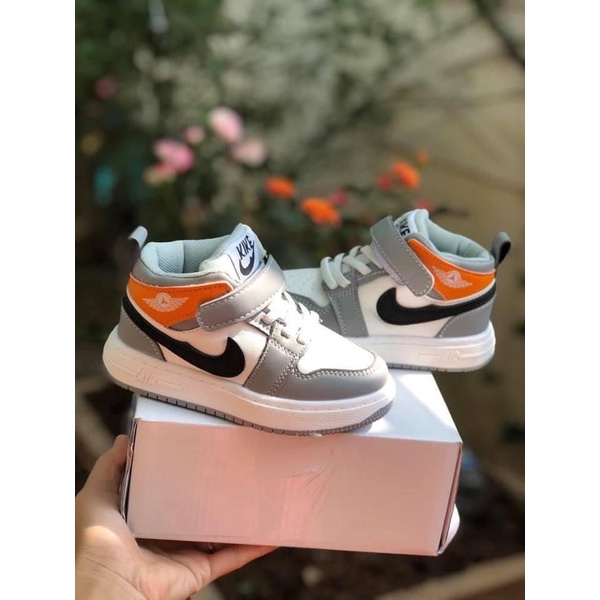 Giầy móc bé trai