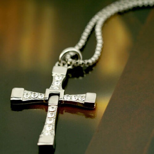 Dây chuyền mặt hình thánh giá trong phim Quá nhanh quá nguy hiểm