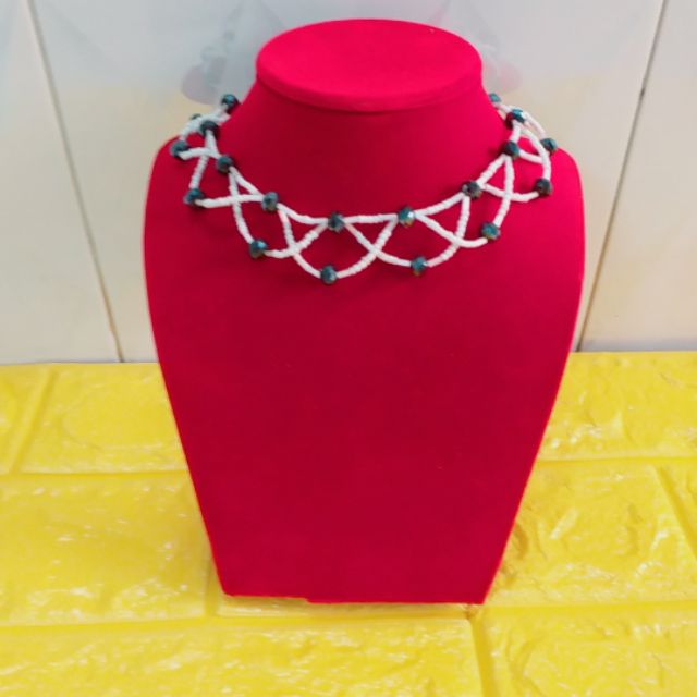 Manocanh vòng  cổ  màu  đỏ