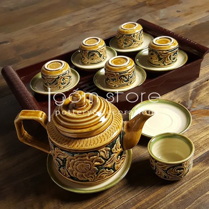 Ấm chén Bát Tràng khắc tay hoa dây nổi dáng vuông