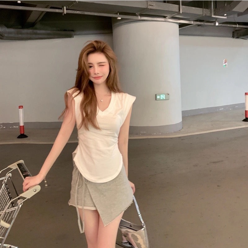 Bộ Áo Thun Không Tay Cổ Chữ V + Quần Short Thể Thao Ôm Dáng Quyến Rũ Cho Nữ | BigBuy360 - bigbuy360.vn