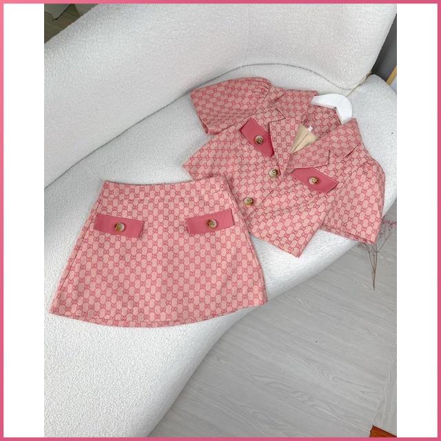 Set váy áo croptop CIBI áo croptop cổ vest và chân váy màu hồng phối 2 túi đẹp thời trang dưới 53kg