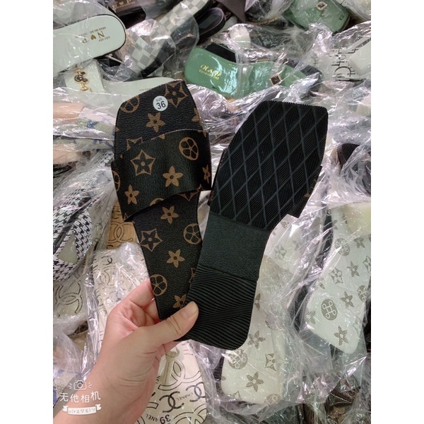 dép quai ngang in hình hoa đầu vuông có nhìu màu. bền đẹp. nắng mưa đều mang được. cam kết như hình. ( hình tự chụp )