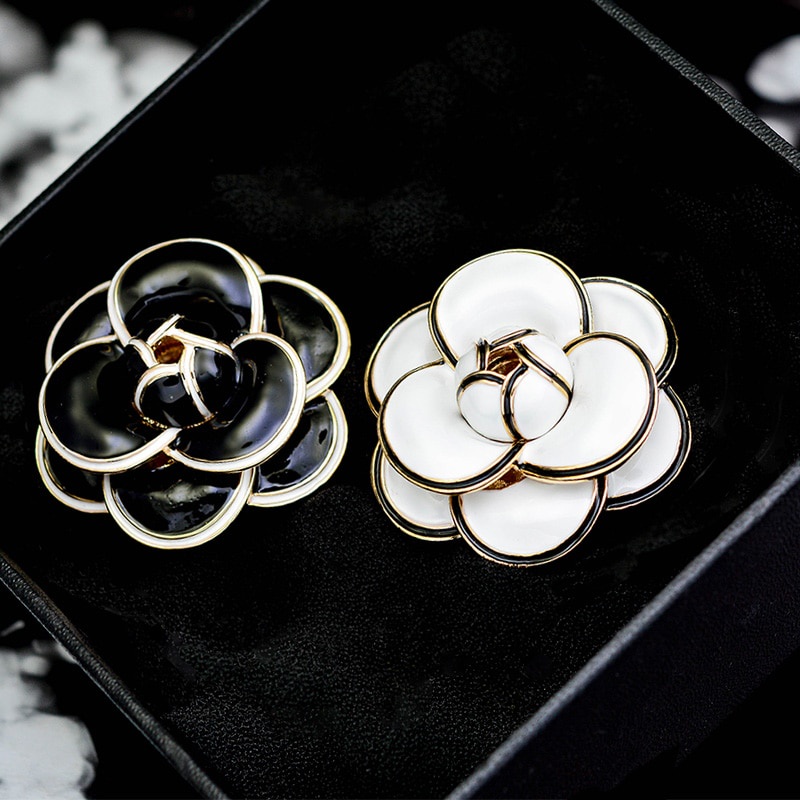 Ghim cài áo hình hoa trà đen/ trắng sang trọng dành cho nữ