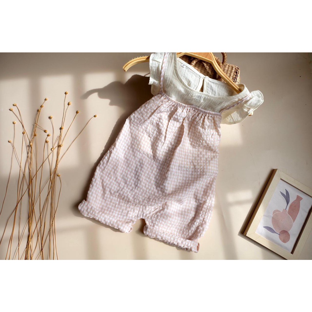 Set yếm hai dây kẻ caro chất liệu cotton Hàn và áo tay cánh tiên chất liệu xô muslin trắng cho bé gái