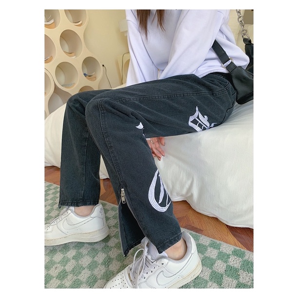 Quần bò đen dáng suông hoạ tiết thêu chữ