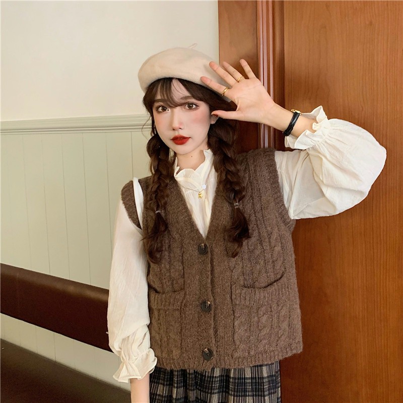 Áo gile len nâu mix sơ mi bèo xinh