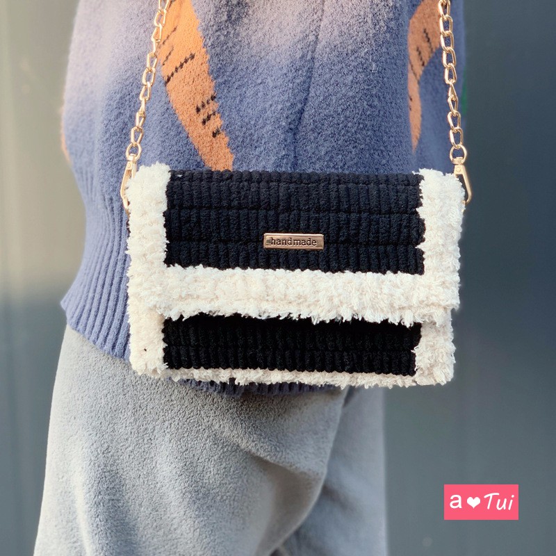 Túi handmade tự đan len viền xù chữ bé