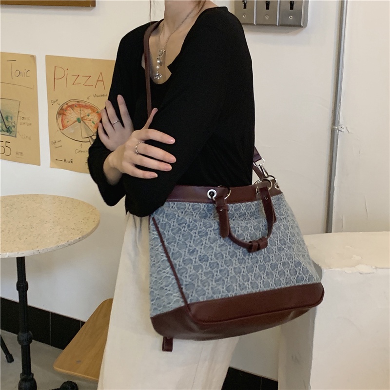 Túi đeo vai IELGY vải denim cỡ lớn phối móc khóa trái tim dành cho nữ