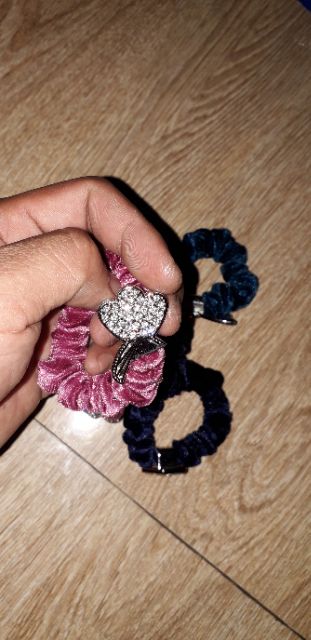 Combo 5 chiếc cột tóc bằng vải nhung có 5 màu khác nhau
