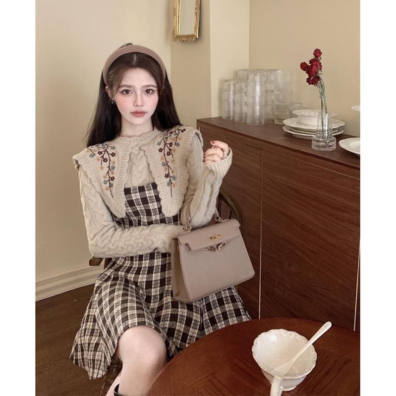 Áo len cổ sen quảng châu phối yếm Dạ caro