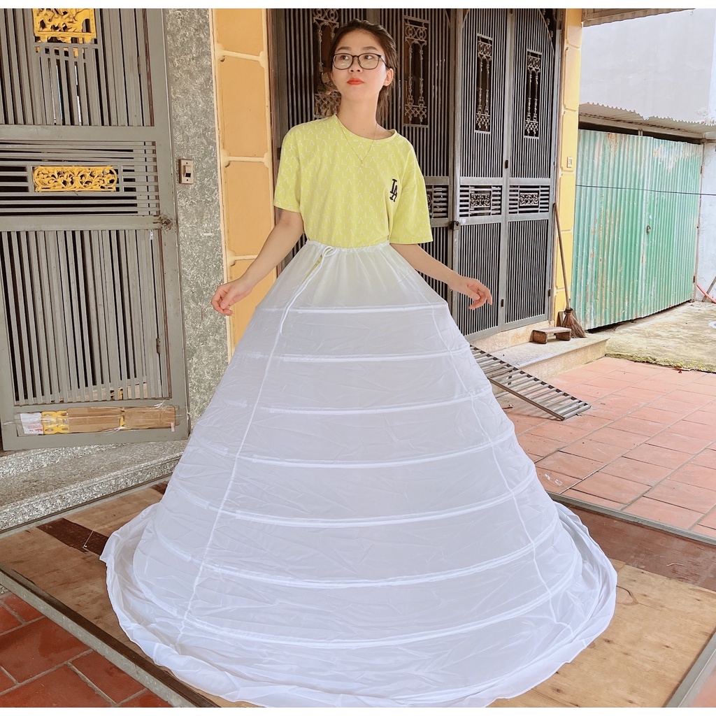 Tùng Mặc Trong Váy Cưới 8 Tầng Dành Cho Cô Dâu