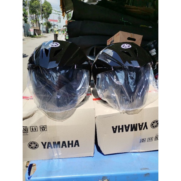 Nón yamaha 3/4 nhập khẩu theo xe có lưỡi chai che nắng. nón đẹp không trầy xước.