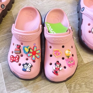 Cros đế răng cưa màu hồng có chữ ở quai tặng 6 sticker