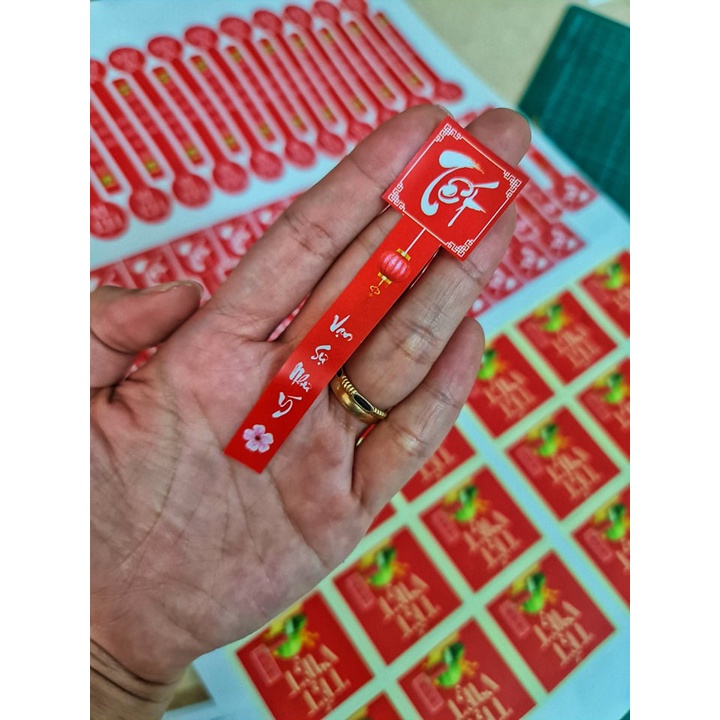 90 tem decal có keo sẵn niêm phong hộp chủ đề tết - vàng - đỏ by khonggianinan