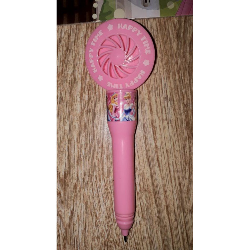 Một chiếc bút và con quay xoay xả stress bằng nhựa