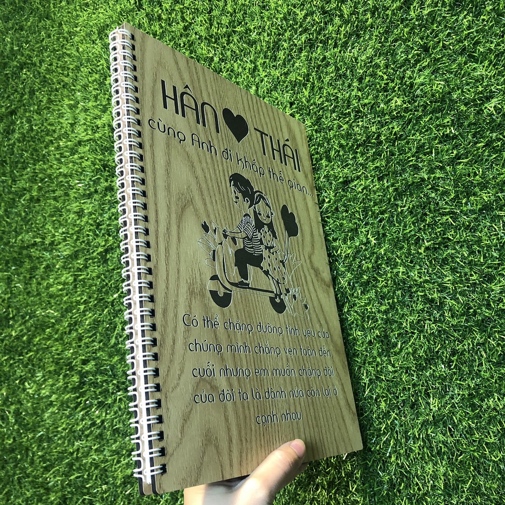 Sổ tay bìa gỗ chủ đề tình yêu - Khắc hình cặp đôi cùng nhau đi khắp thế gian - Kích thước 20x30cm