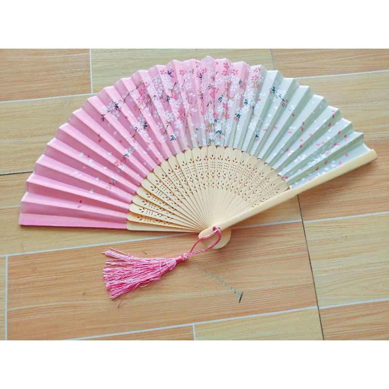 Quạt cầm tay chùm tua rua hoạ tiết hoa