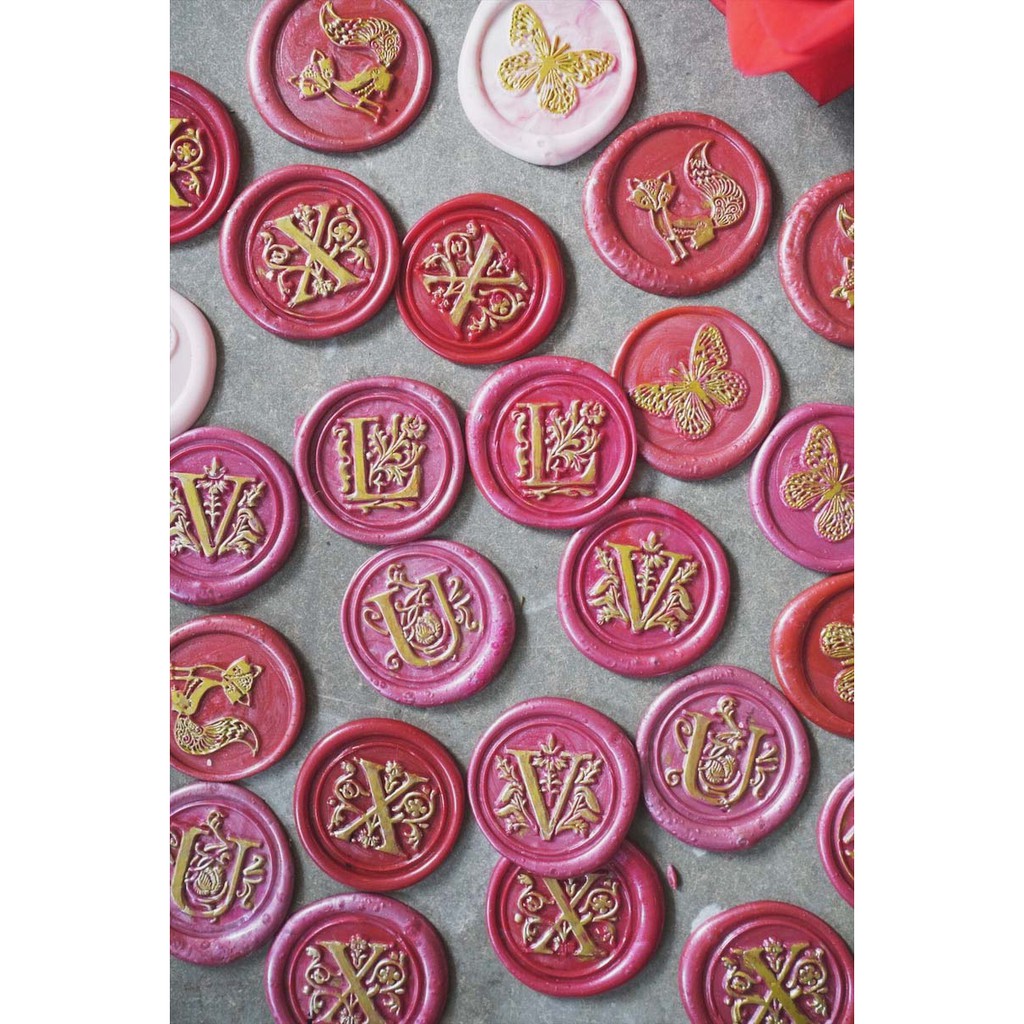 Con dấu sáp niêm phong gồm cán gỗ - mẫu chữ cái tên bạn