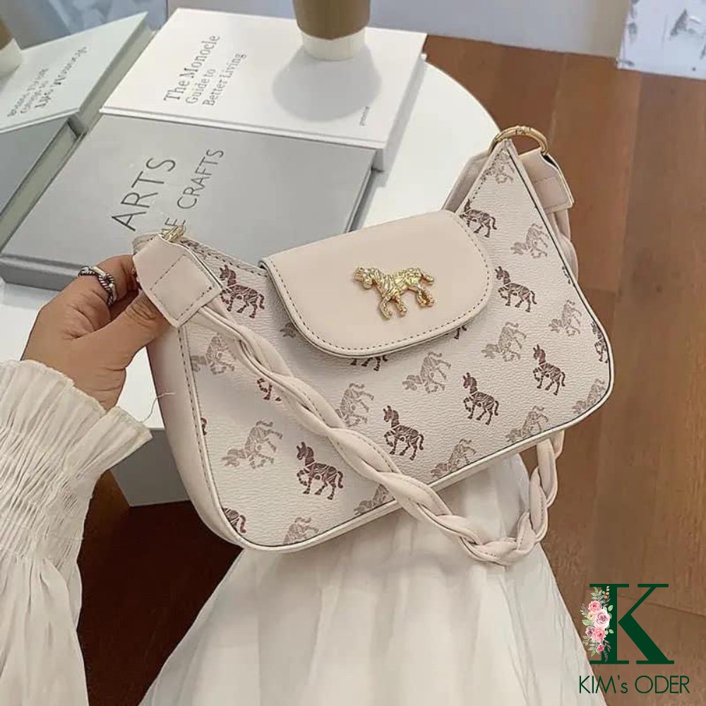 Túi da cắp nách, đeo chéo hoạ tiết con ngựa mới nhất | BigBuy360 - bigbuy360.vn