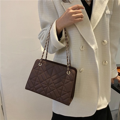 Túi xách nữ họa tiết quả trám dây đeo xích  ST26