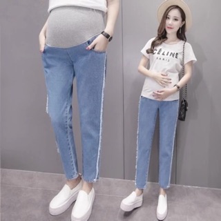 Quần bò bầu xanh dáng xuông, 1 đường may kẻ tạo nên nét trẻ trung, cá tính. 1 màu duy nhất nhưng dễ mix đồ lắm nha các m
