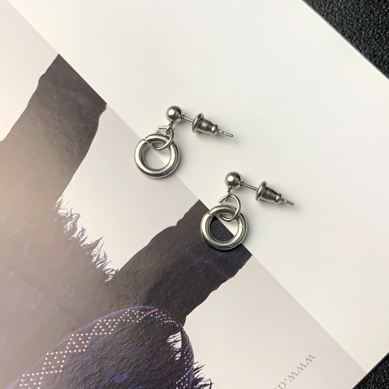 Khuyên tai Vương Nhất Bác, titan, cực chất