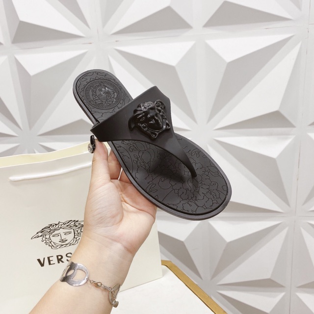 lê xỏ ngón versace