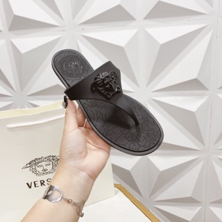 lê xỏ ngón versace