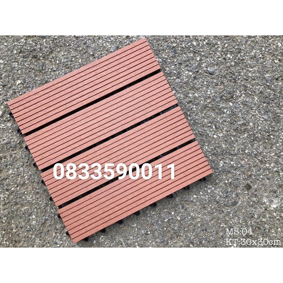 Trang trí vách ban công gồm vỉ sàn composite và chậu. Nhận thi công