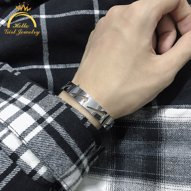 [Mã FAMAYFA giảm 10K đơn 50K] Vòng tay bằng thép titan khắc logo thời trang phong cách hip hop harajuku dành cho cặp đôi