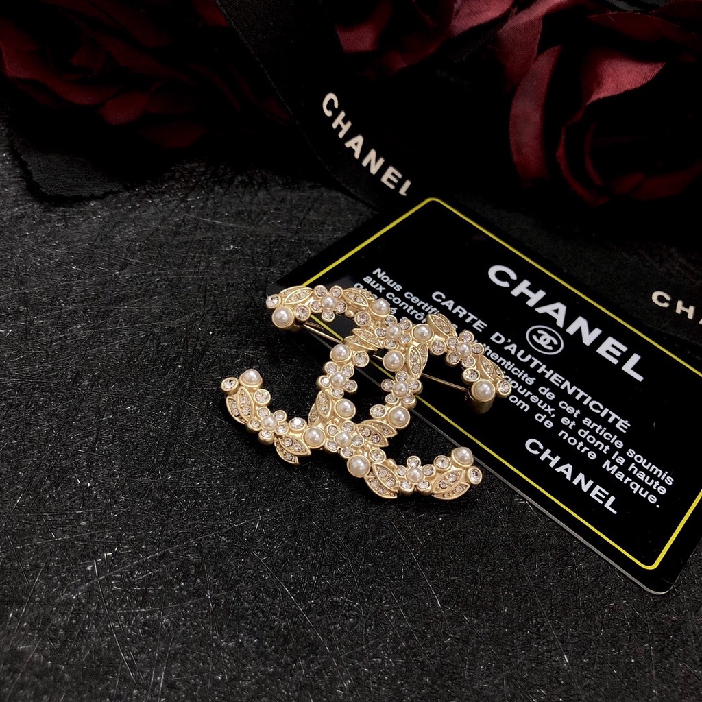 Ch Ghim Cài Áo CC Hình Hoa Lá