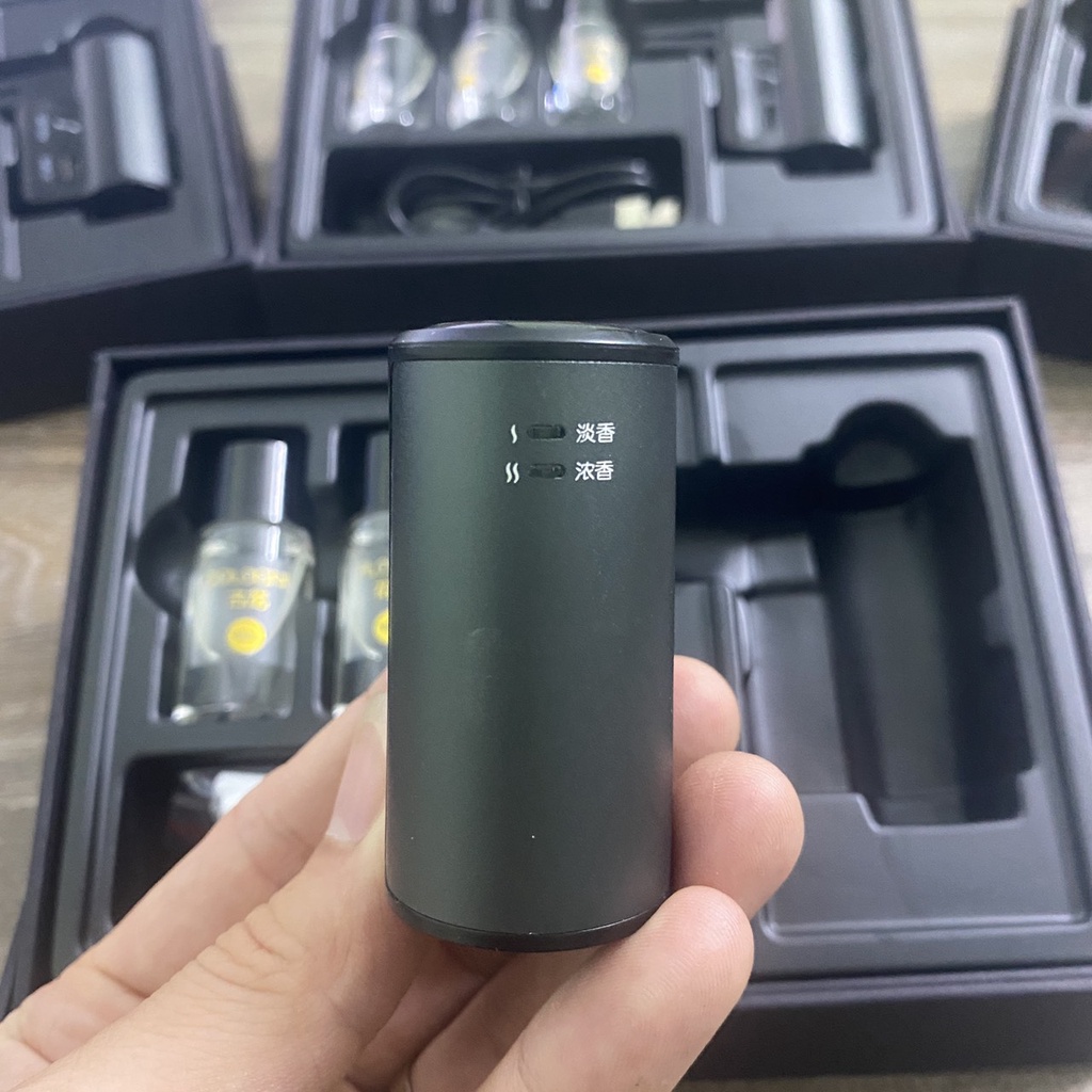 Máy khuếch tán tinh dầu nước hoa cài khe gió điều hòa xe hơi