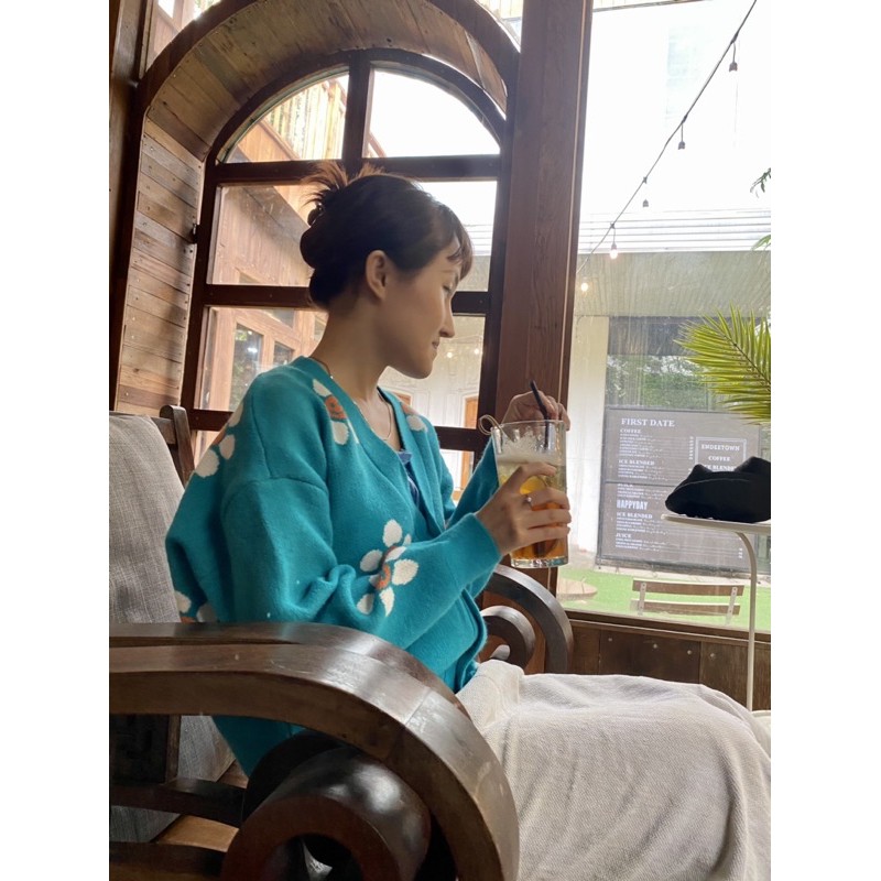 Áo len hoa màu xanh