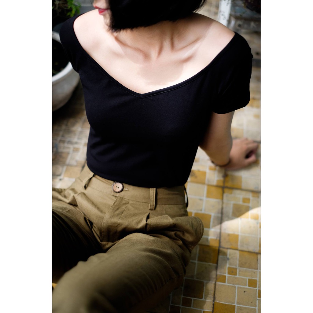 Tenratvui - Áo thun đen Little Black Tee cổ tim bẹt vai