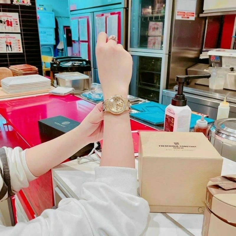 Đồng Hồ Nữ GUESS viền đá 4 máy 5 kim