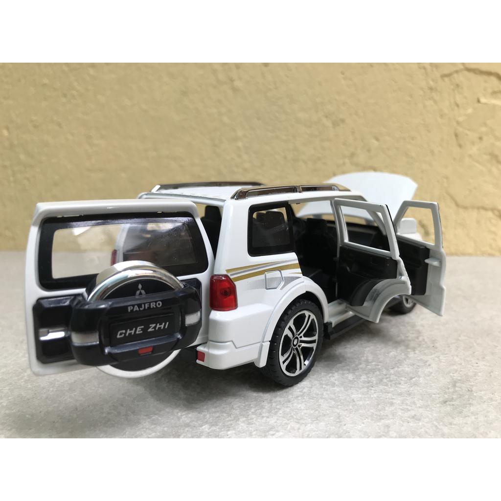 ​Mô hình xe Ô TÔ MITSUBISHI Pajero V93 1:32