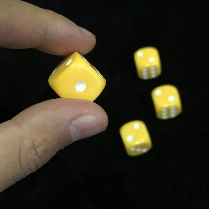 Set 4 viên xí ngầu  , xúc xắc đục viền cong siêu đẹp màu vàng 16mm dùng để chơi board games và các loại trò chơi