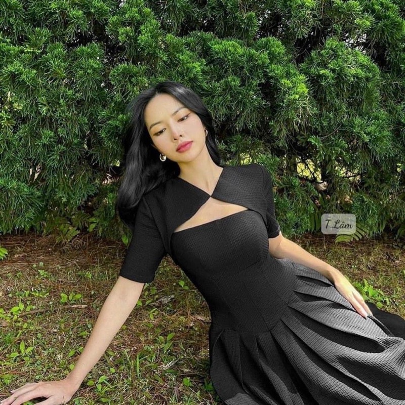ĐẦM MIDI ĐEN XẾP LY CUT OUT NGỰC VÀ LƯNG