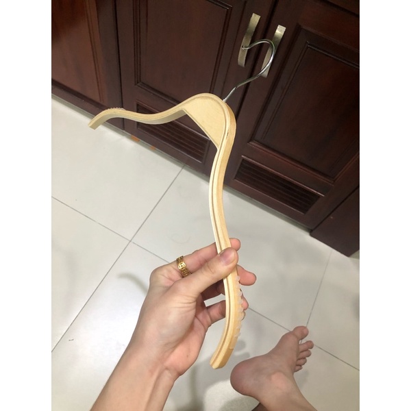 Móc treo quần áo gỗ ép có đệm vai 40cm