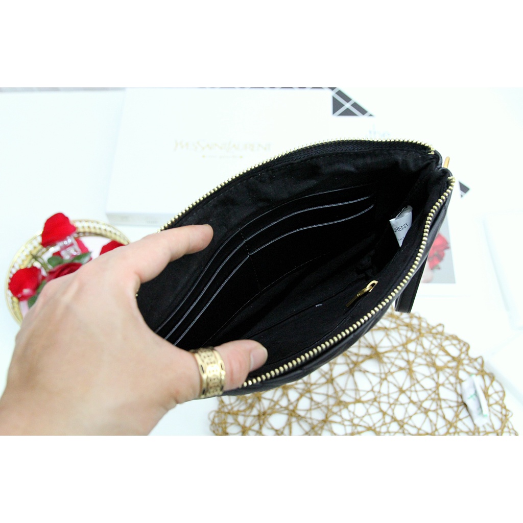 Clutch Cầm Tay YL Sọc V Đen Trơn Khóa Vàng Cao Cấp (Có Hộp)