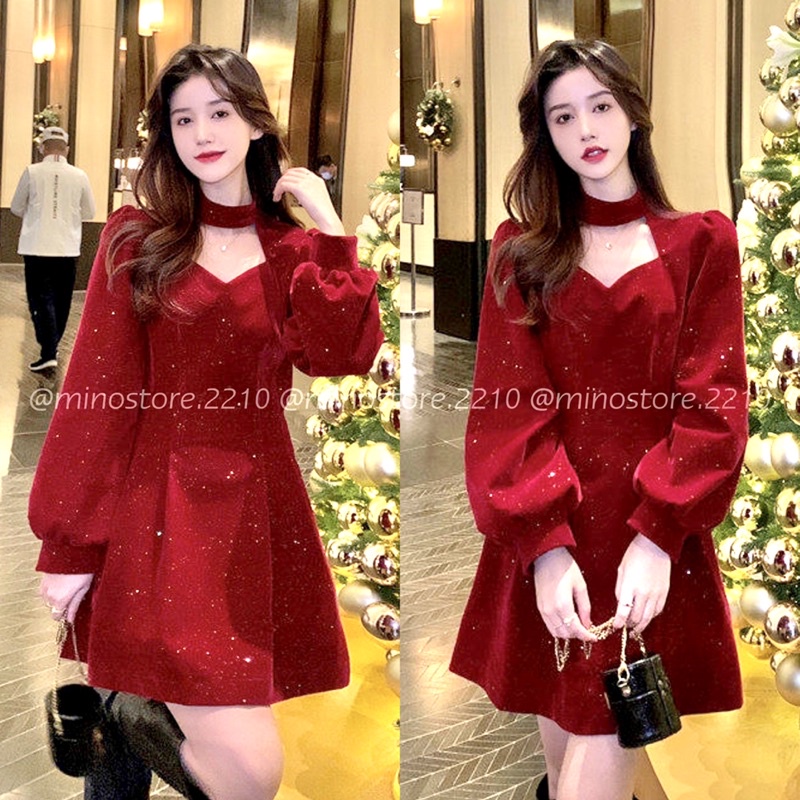 Váy đỏ nhung ánh tuyến cổ xẻ tay dài bồng dán chữ A xoè mang tết