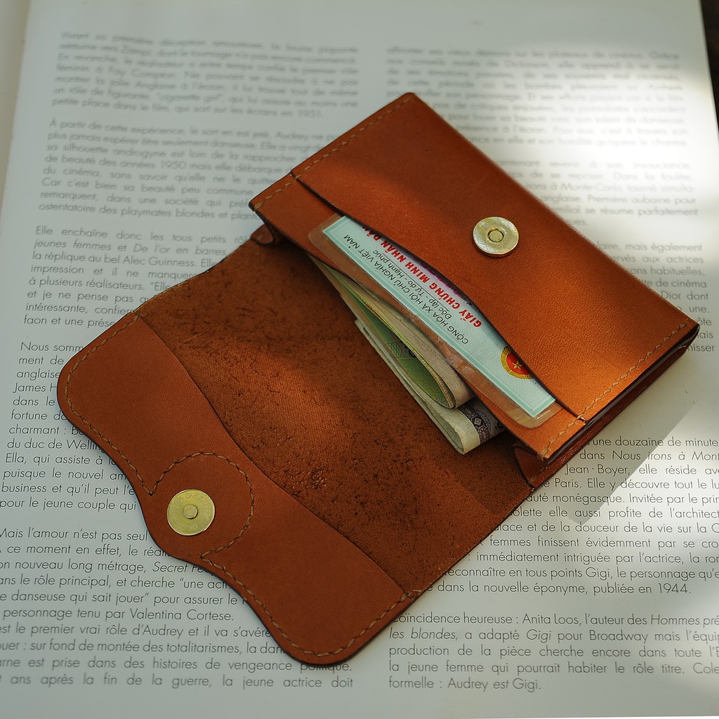 Ví mini dáng nhỏ gọn, màu da bò, Ví da được làm tỉ mỉ, cẩn thận bởi thợ thủ công lành nghề