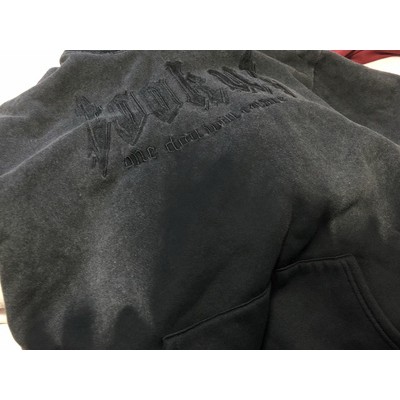ÁO HOODIE ĐEN LOANG LỬA HỌA TIẾT CHỮ THÊU IN NỔI RỘNG RĨA NĂNG ĐỘNG